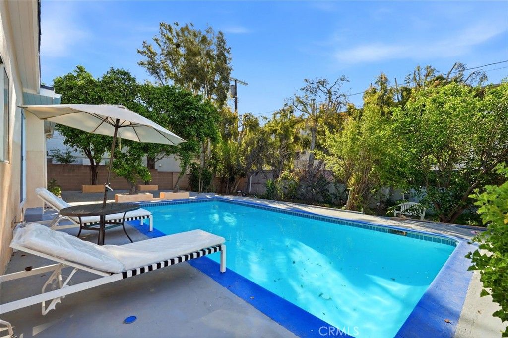 Photo of 18114 Schoenborn St, Northridge, CA 91325 (MLS # SR26056071)