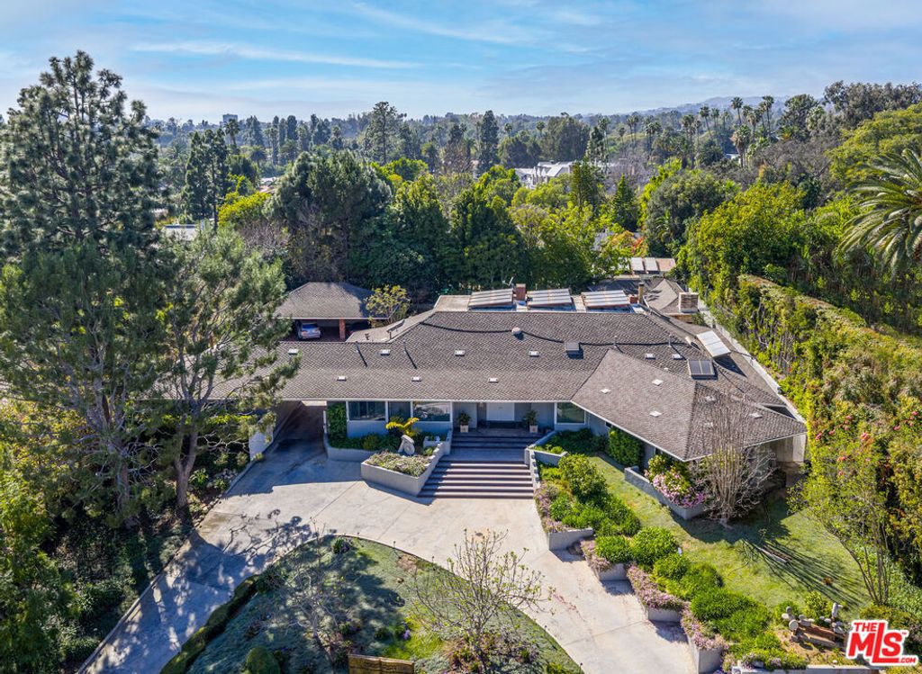Photo of 917 Oxford Way, Beverly Hills, CA 90210 (MLS # 26658363)