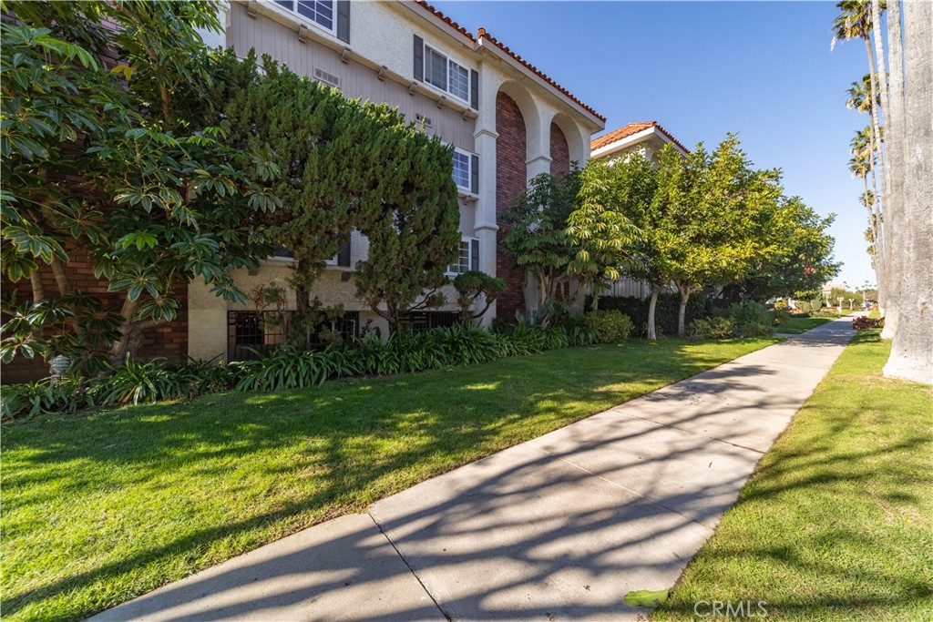 Centrally located in the city of Glendale close to shopping, entertainment, and freeway access.
Three-bed two-bath 1,950 sq.ft. spacious condo in a quiet residential neighborhood above Glenoaks.
Perfect for buyers with a vision for creating his or her own dream home.
Spacious living room with fireplace opens to the dining room and big balcony with space for a small garden and outdoor seating.
Kitchen with ample storage and breakfast nook.
Hallways lead from the living room to the bedrooms and laundry closet plus a linen closet for extra storage.
The master suite includes a walk-in closet and a private bathroom with dual sink vanity. All three bedrooms are very spacious.
The unit comes with an additional basement storage room, two side-by-side parking spaces, and a gated pool.
The lowest price per square foot in town.