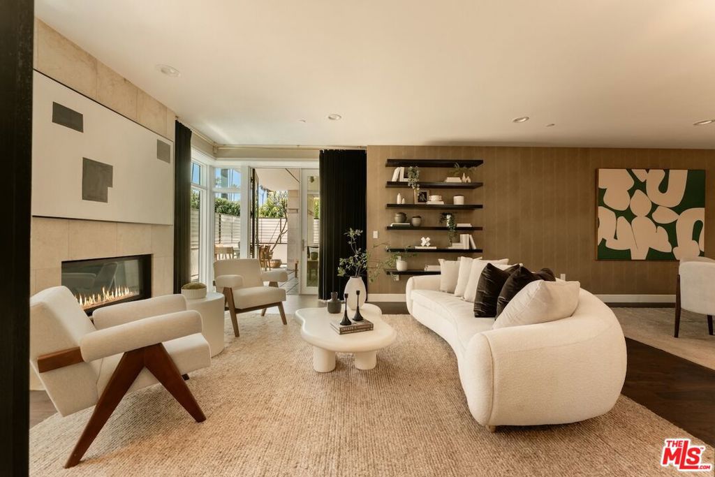 Photo of 447 N Doheny Drive #101, Beverly Hills, CA 90210 (MLS # 26860223)