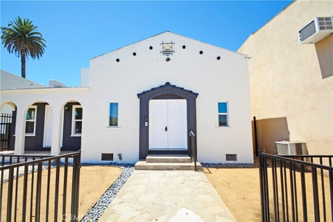 Photo of 911 Pacific Avenue, Long Beach, CA 90813 (MLS # SB26195965)