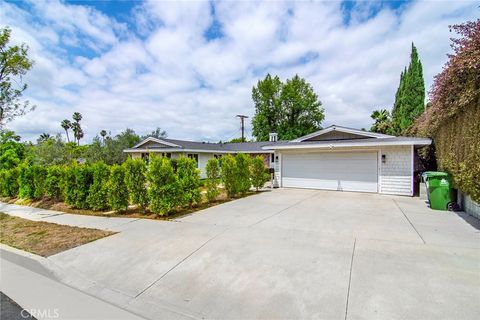 Photo of 20643 Clarendon Street, Woodland Hills, CA 91367 (MLS # SR26119096)