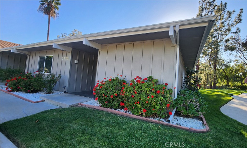 38751 Via Las Flores