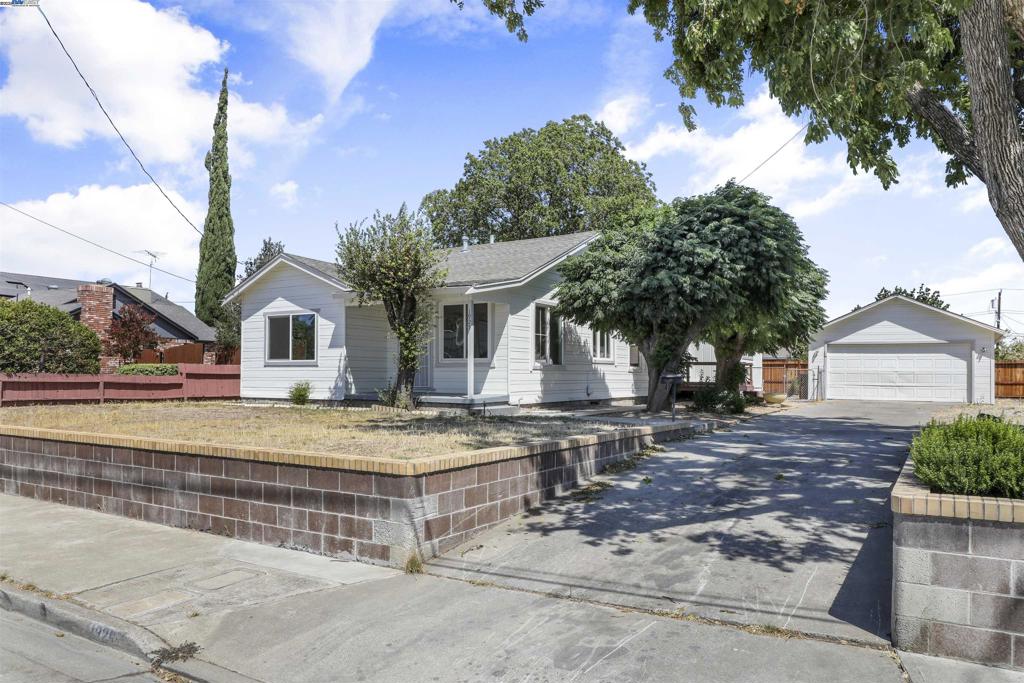 Properties 1 1925 Alpha Way