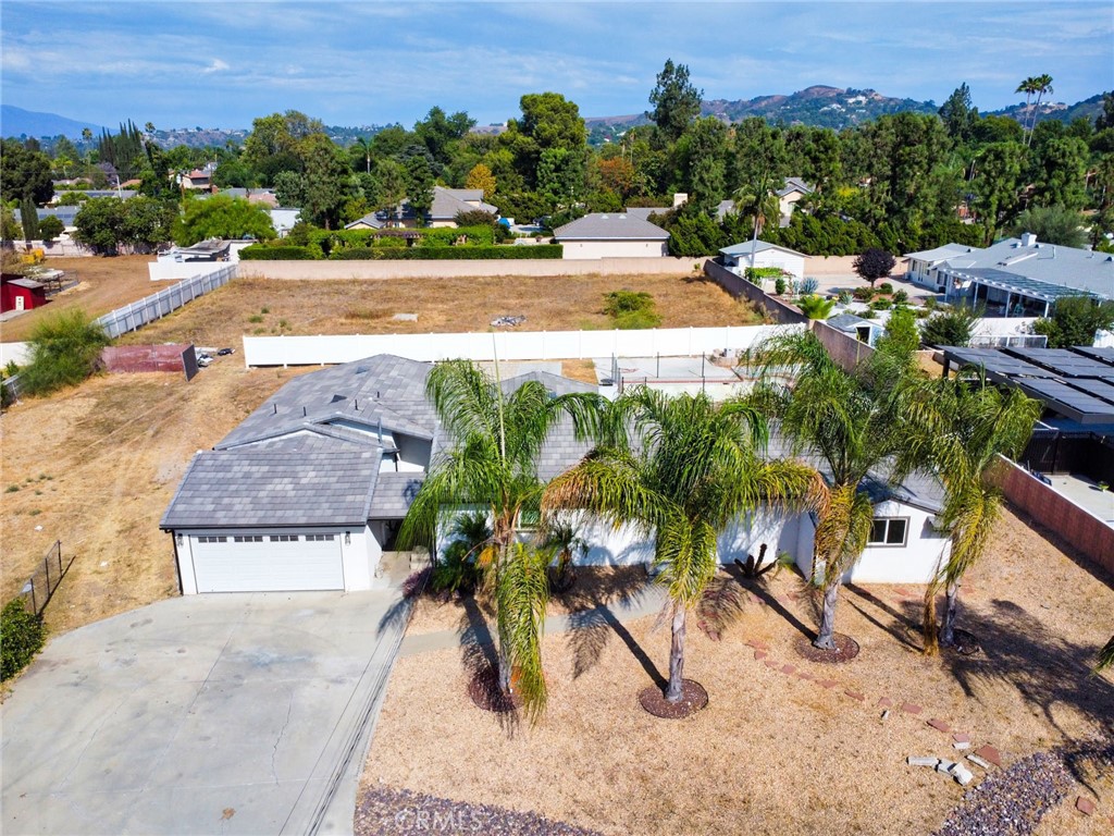 512 S Barranca Street