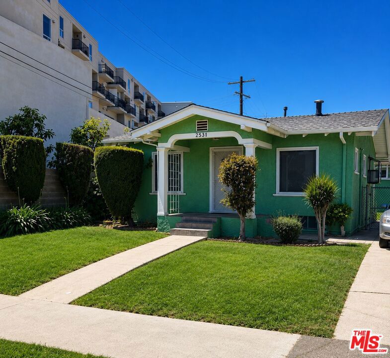 Photo of 2531 S Sycamore Avenue, Los Angeles, CA 90016 (MLS # 26860059)