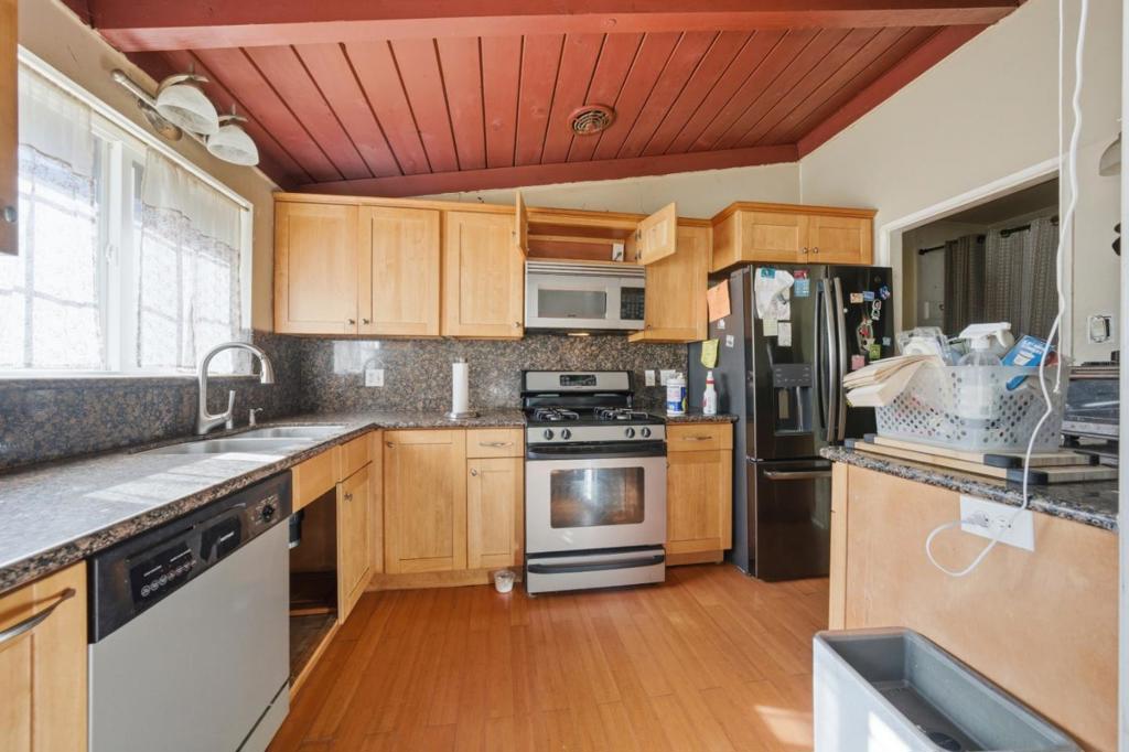 Properties 4 342 W Duane Avenue