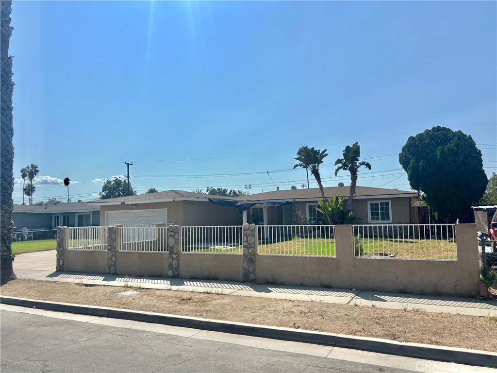 GREAT POOL HOME!!!
3 Bedroom, 2 Bathroom, Large Kitchen.
Large Front Yard Already Fenced. Dual Pane Windows. Travertine Tile and Laminate Flooring.
Two Car Garage with Laundry Area.