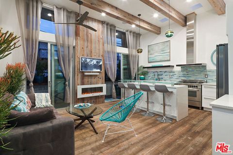 Photo of 472 Rosecrans Avenue, Manhattan Beach, CA 90266 (MLS # 26835949)