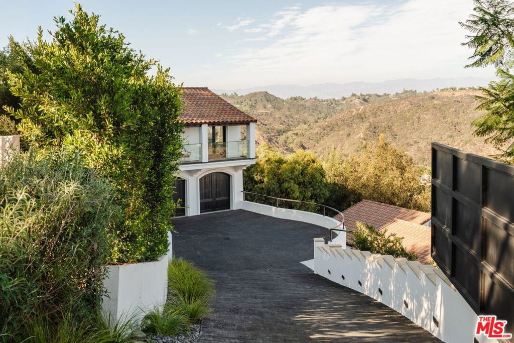 Photo of 1648 Summitridge Drive, Beverly Hills, CA 90210 (MLS # 25600155)