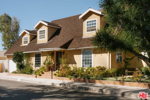 Photo of 5741 Rolling Road, Woodland Hills, CA 91367 (MLS # 26653733)