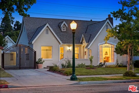 Photo of 924 E Glenoaks Boulevard, Glendale, CA 91207 (MLS # 26990757)