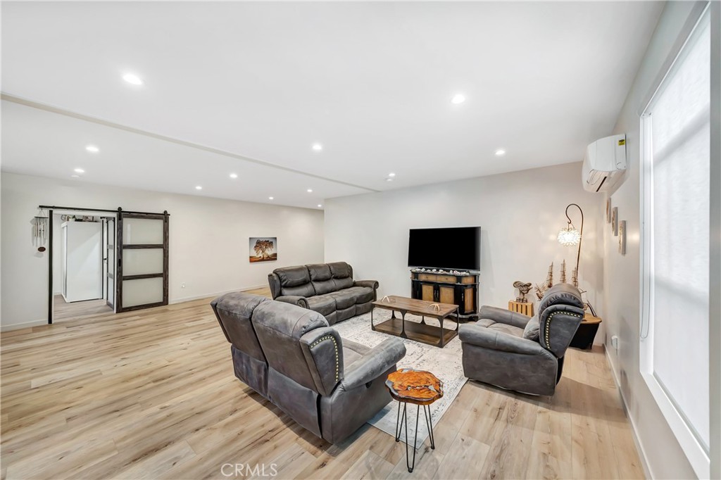 30473 Mulholland 196