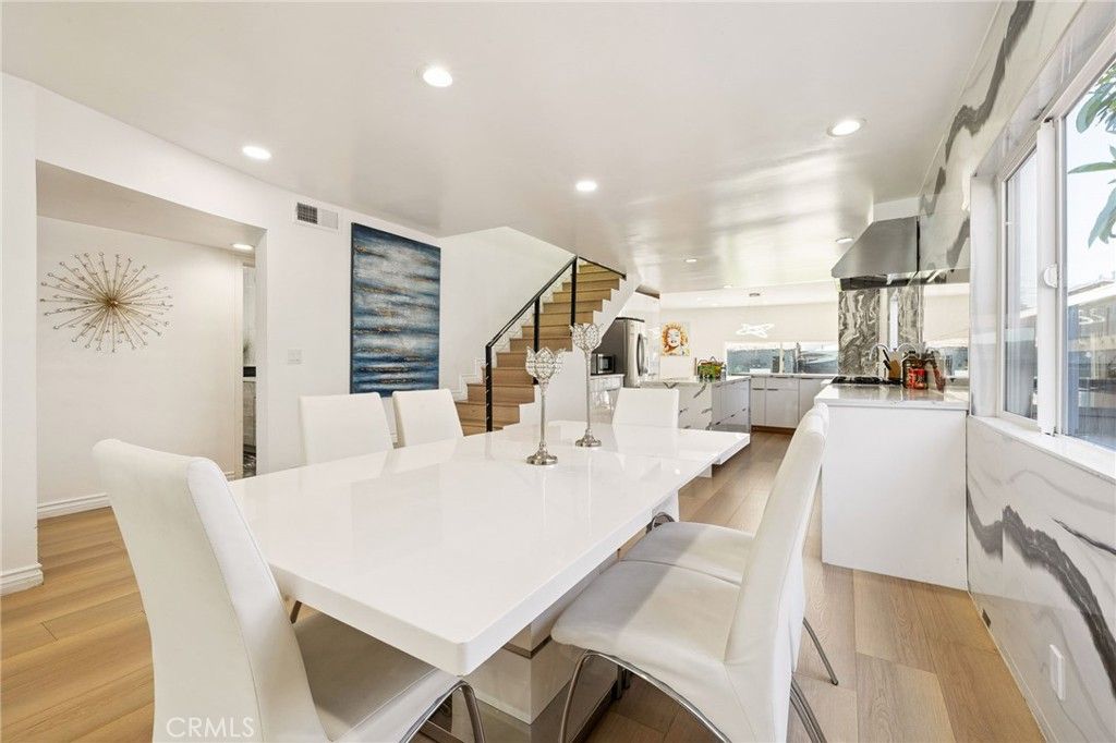 Photo of 835 Sunset Avenue, Venice, CA 90291 (MLS # DW25163013)