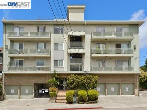 Photo of 3877 Howe St ST #107, Oakland, CA 94611 (MLS # 41146219)