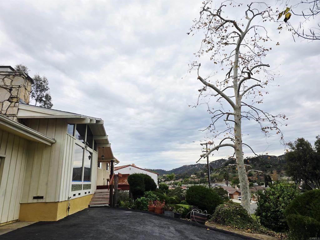 2041 Nutmeg Street N