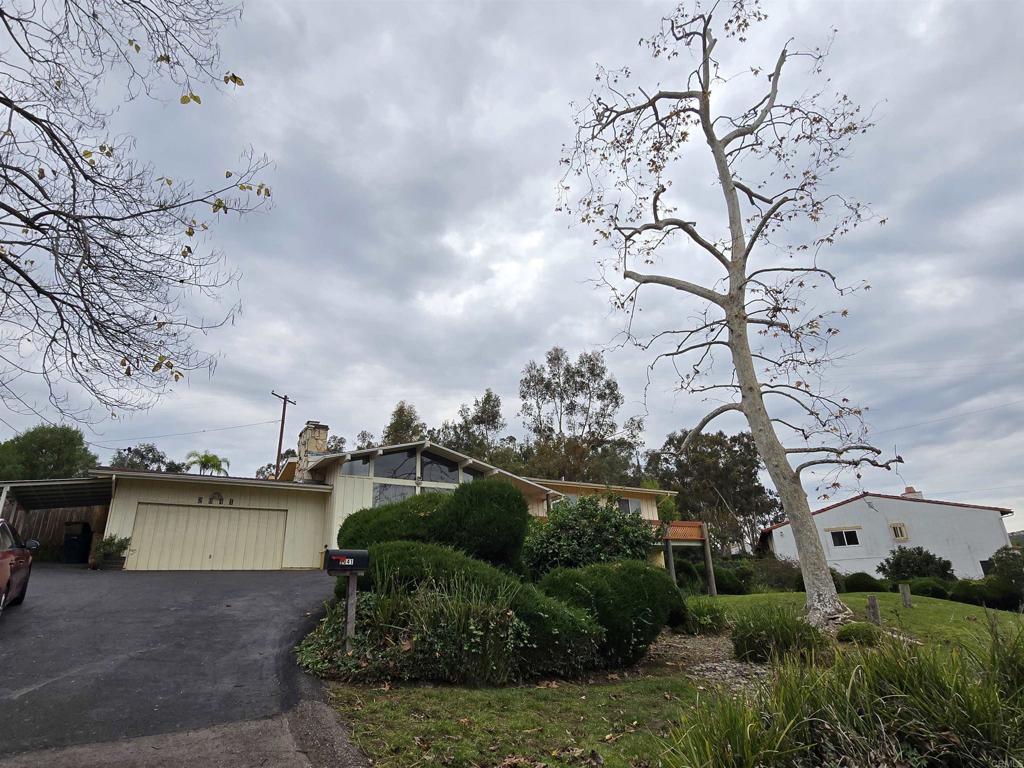 2041 Nutmeg Street N