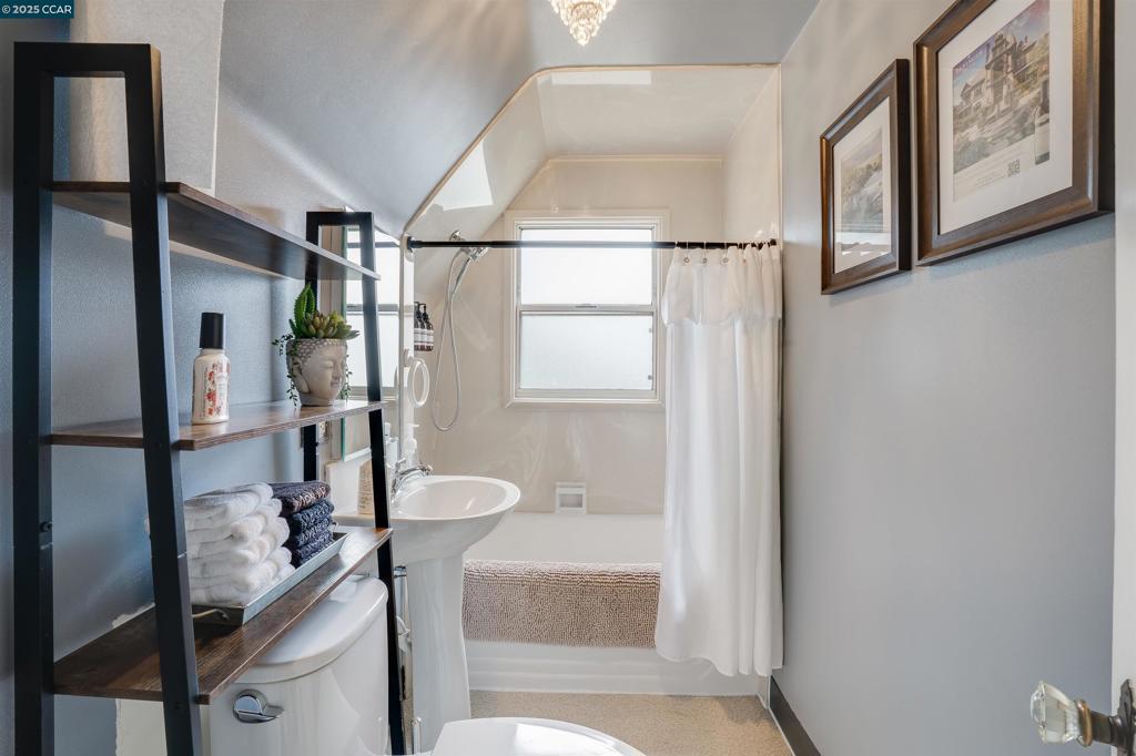 VISTA DE VALLEJO - Residential Income