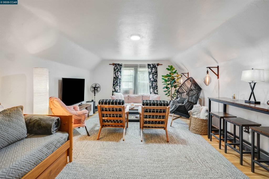 VISTA DE VALLEJO - Residential Income