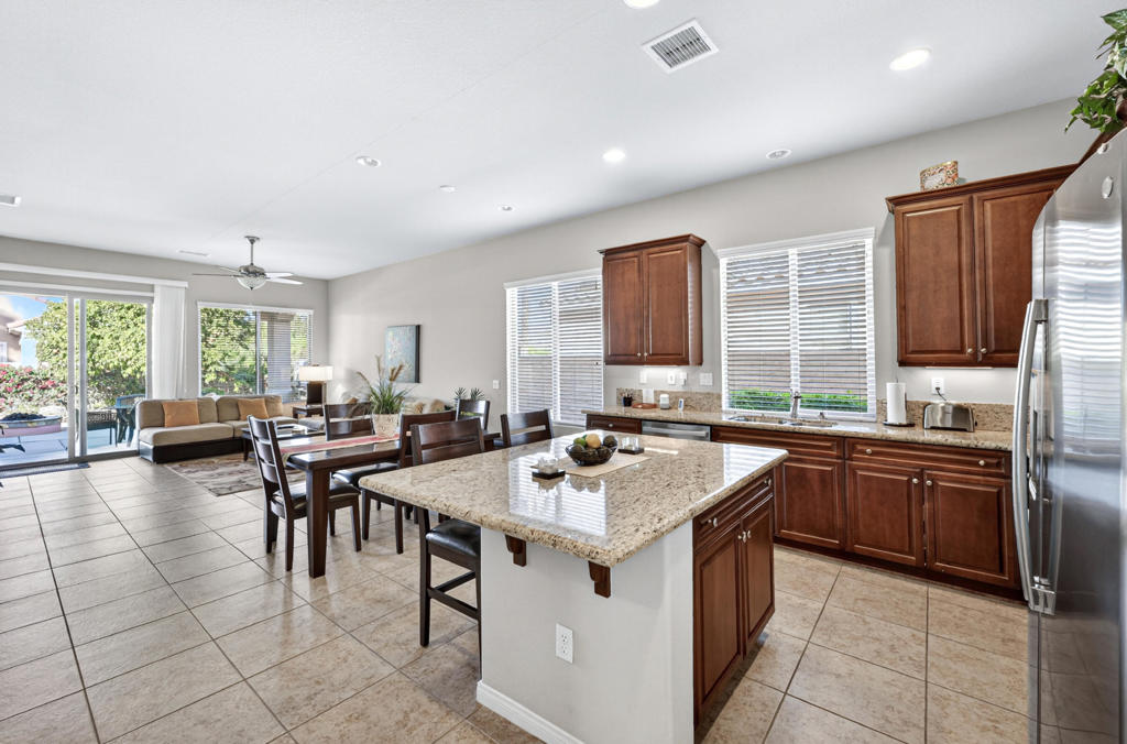 81674 Avenida De Baile