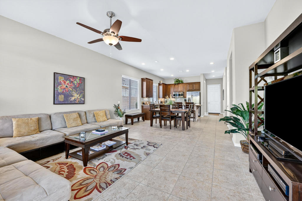 81674 Avenida De Baile