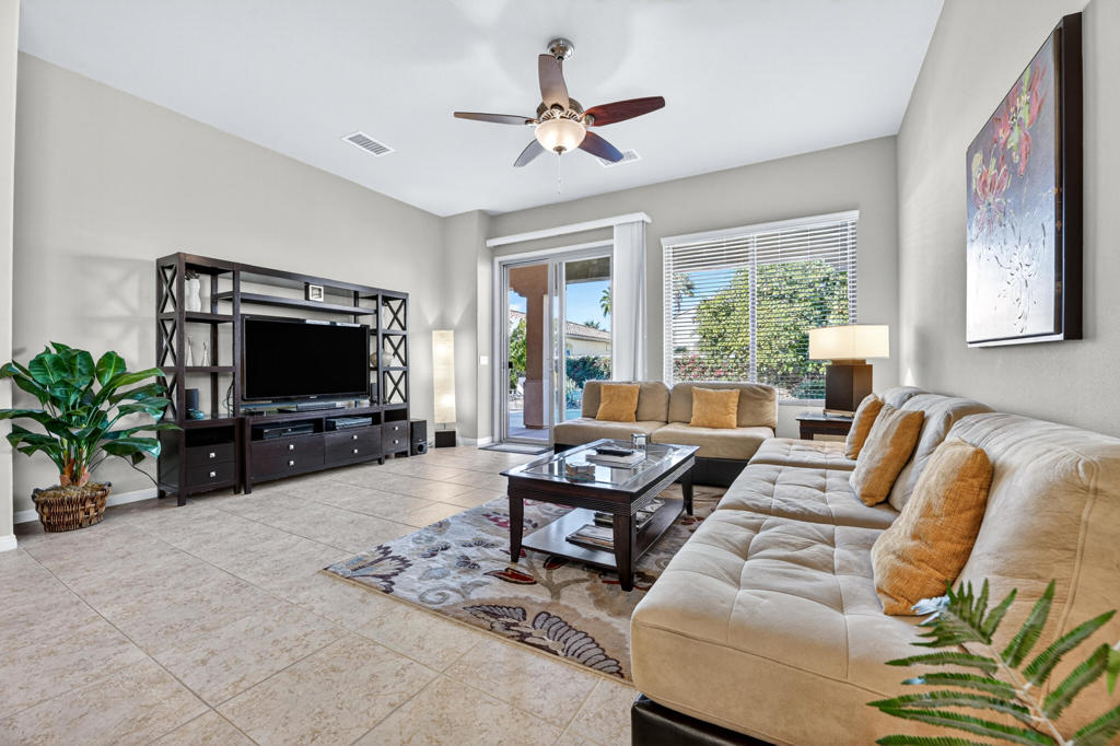 81674 Avenida De Baile