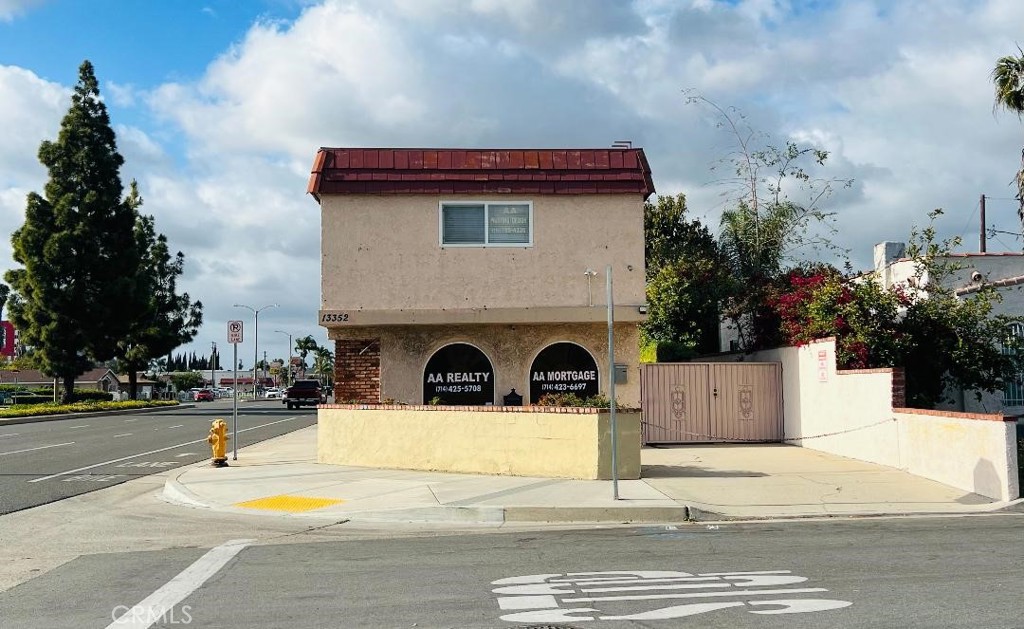 SINGLE "2-STORY" COMMERCIAL BUILDING AT CORNER LOT !
Mixed Use for ALL PROFESSIONAL OFFICES. Lots of Attractions and Near Freeway 22 !
In The Heart of Little-Saigon and Korea Town in Garden Grove City. Very Convenience & Exposure Location for Business.
LOCATION, LOCATION, LOCATION !!