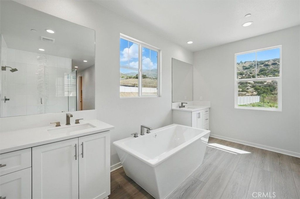 listing image 130725353095849588657