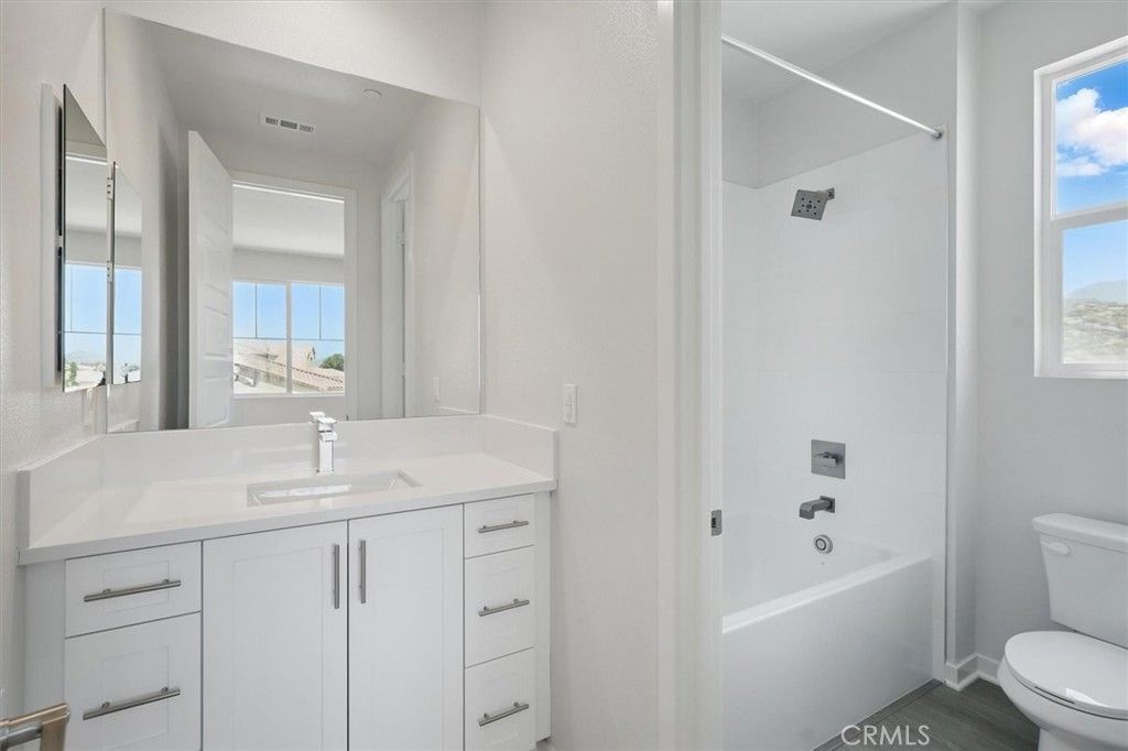 listing image 130723215870497018357