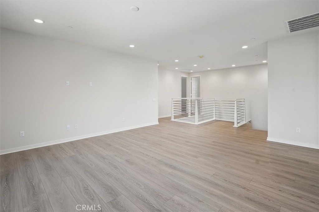 listing image 130729689322641436110