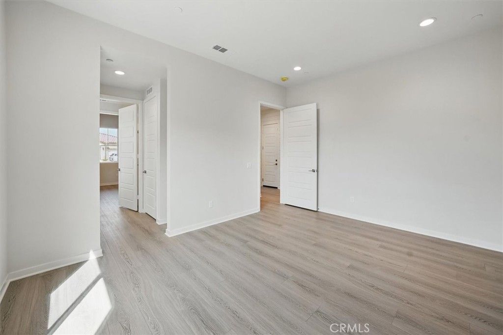 listing image 130722514638526693857