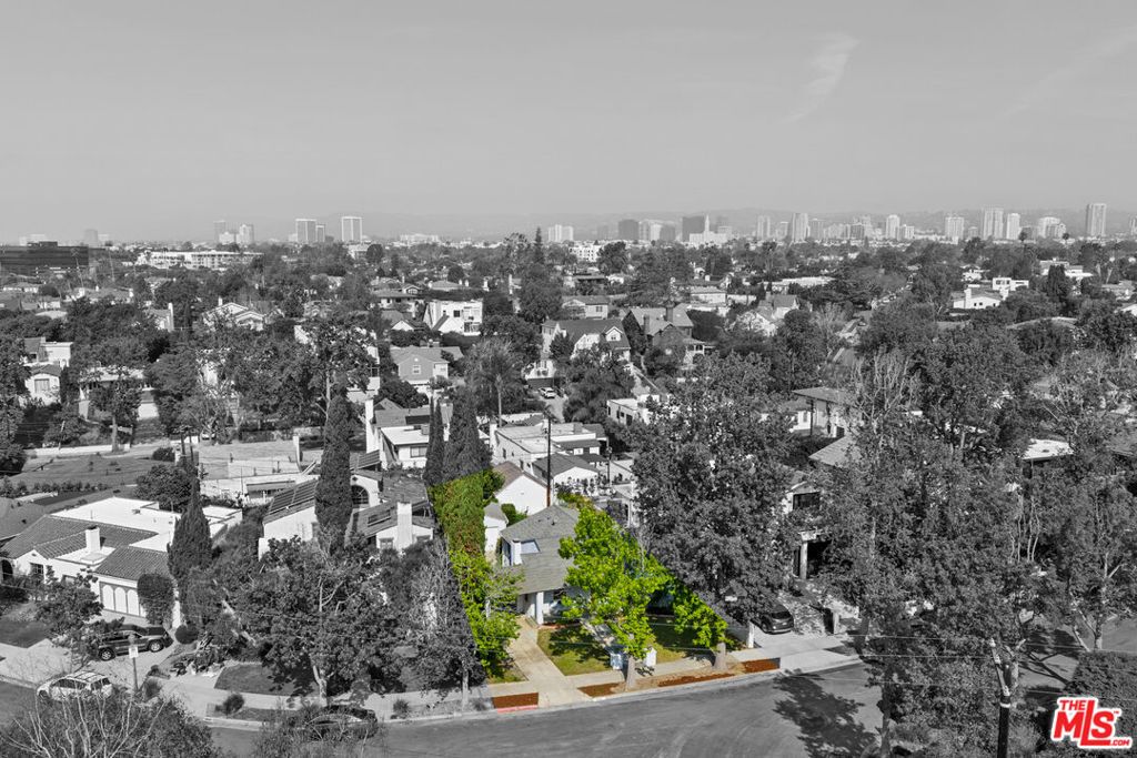 Photo of 10531 Oaklawn Road, Los Angeles, CA 90064 (MLS # 26689473)