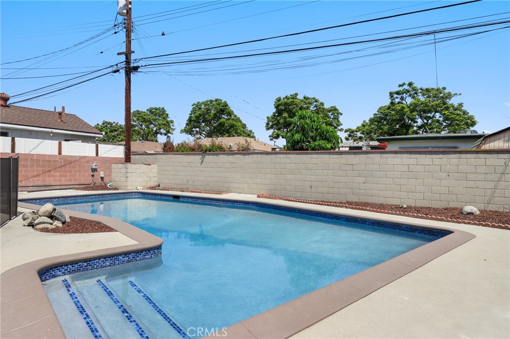 12208 Dunrobin Avenue