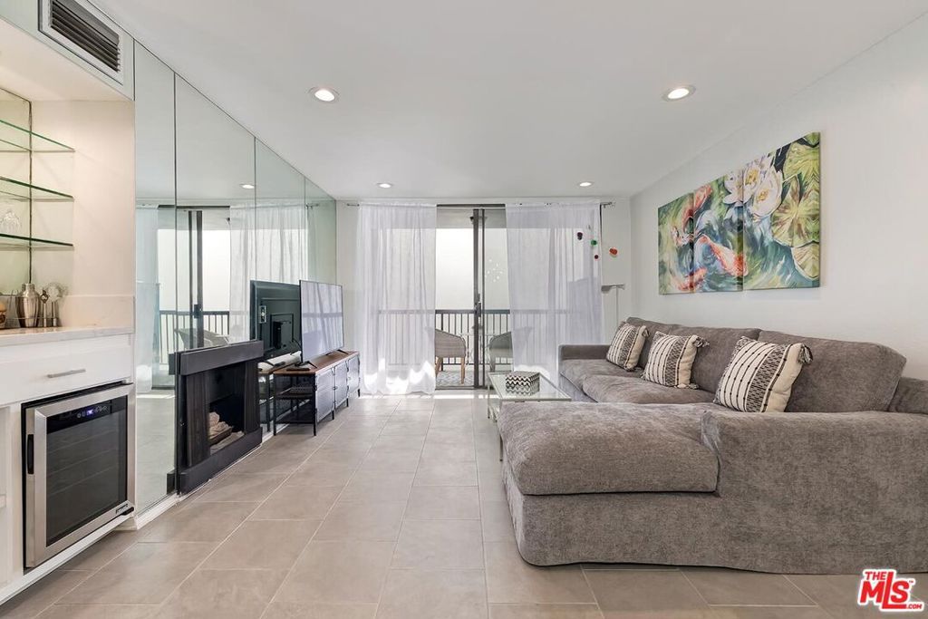 Photo of 906 N Doheny Drive #418, West Hollywood, CA 90069 (MLS # 25586537)