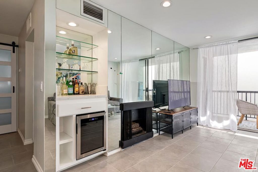 Photo of 906 N Doheny Drive #418, West Hollywood, CA 90069 (MLS # 25586537)