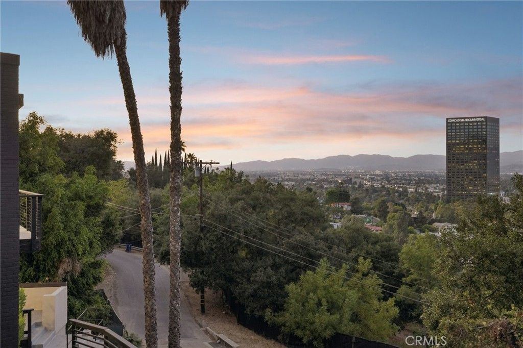 Photo of 3600 Multiview Drive, Los Angeles, CA 90068 (MLS # DW25197465)