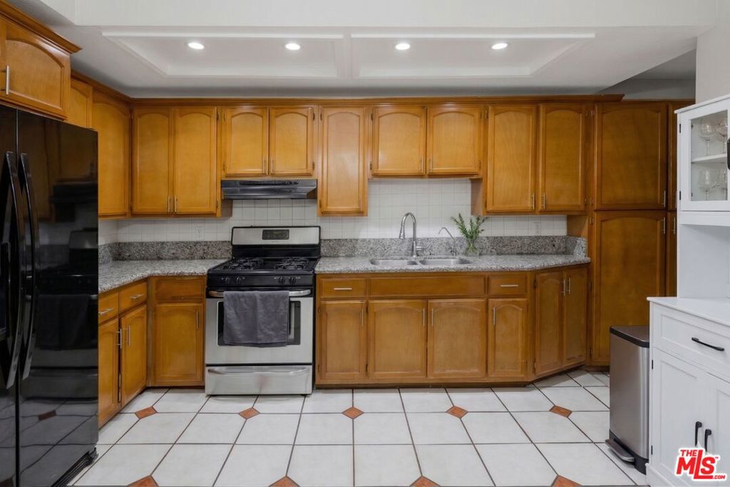 2822 S La Salle Avenue