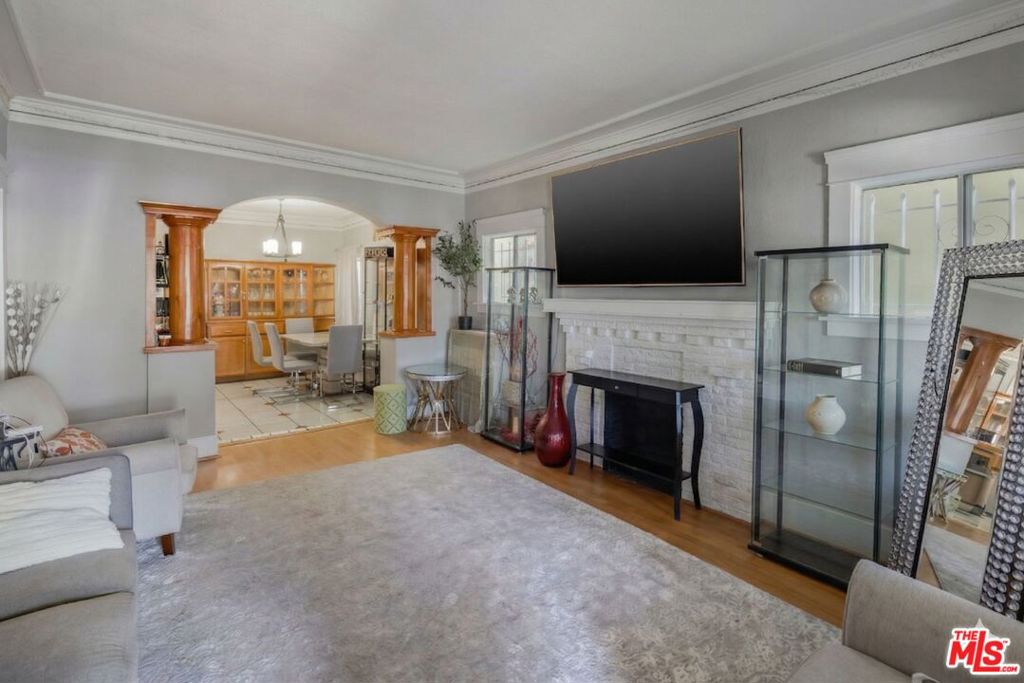 2822 S La Salle Avenue