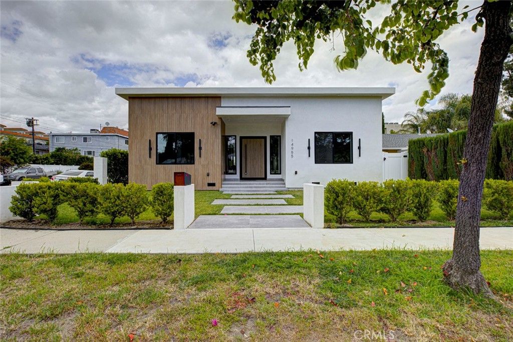 Photo of 14955 Hartsook, Sherman Oaks, CA 91403 (MLS # GD26002967)