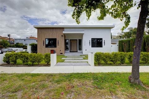 Photo of 14955 Hartsook, Sherman Oaks, CA 91403 (MLS # GD26002967)