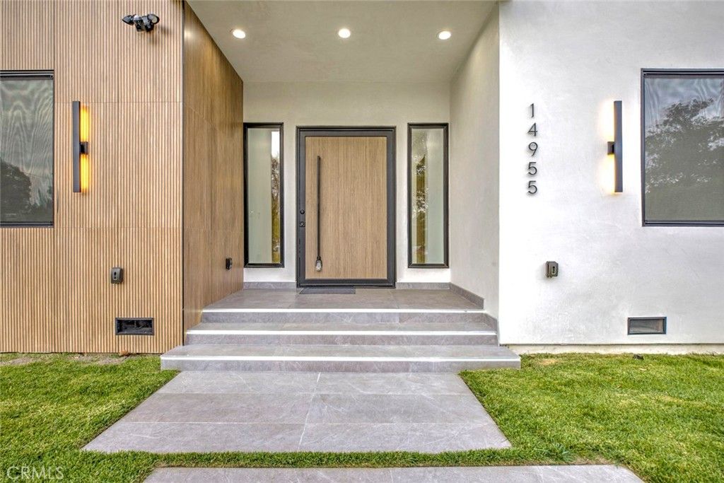 Photo of 14955 Hartsook, Sherman Oaks, CA 91403 (MLS # GD26002967)