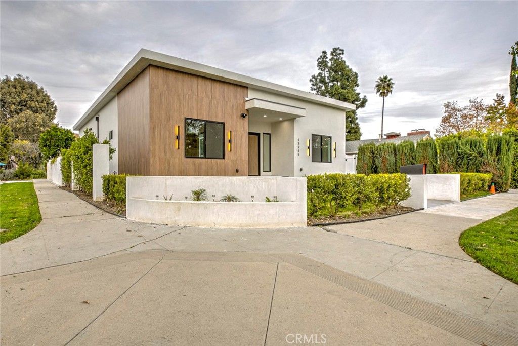 Photo of 14955 Hartsook, Sherman Oaks, CA 91403 (MLS # GD26002967)