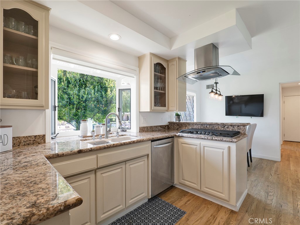 Northridge, California, 91324, United States, 4 Bedrooms Bedrooms, ,3 BathroomsBathrooms,Residential,Active,2044979