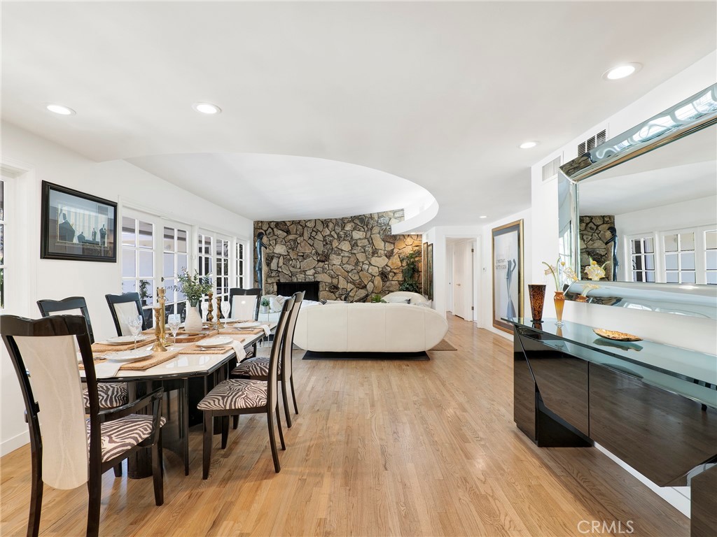 Northridge, California, 91324, United States, 4 Bedrooms Bedrooms, ,3 BathroomsBathrooms,Residential,Active,2044979