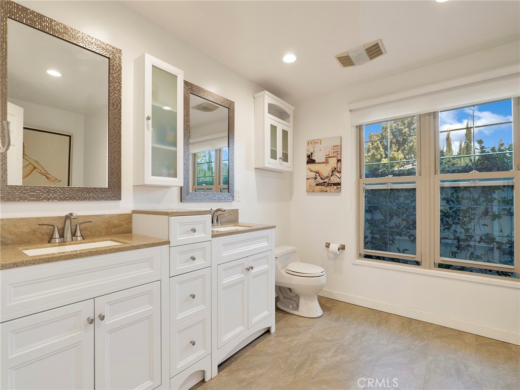Northridge, California, 91324, United States, 4 Bedrooms Bedrooms, ,3 BathroomsBathrooms,Residential,Active,2044979