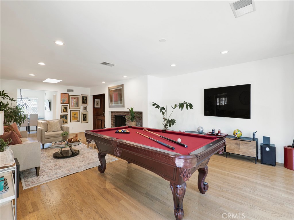 Northridge, California, 91324, United States, 4 Bedrooms Bedrooms, ,3 BathroomsBathrooms,Residential,Active,2044979
