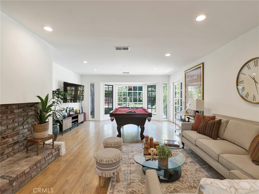 Northridge, California, 91324, United States, 4 Bedrooms Bedrooms, ,3 BathroomsBathrooms,Residential,Active,2044979