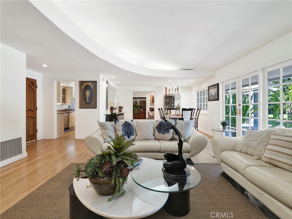 Northridge, California, 91324, United States, 4 Bedrooms Bedrooms, ,3 BathroomsBathrooms,Residential,Active,2044979