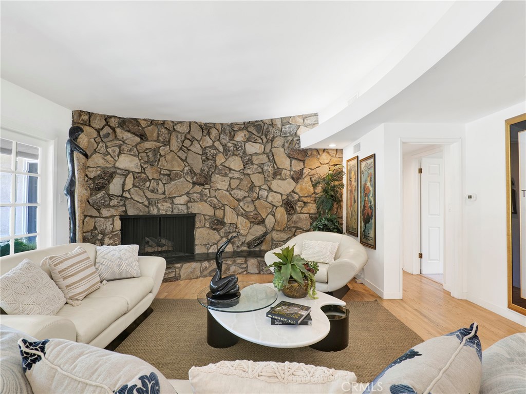 Northridge, California, 91324, United States, 4 Bedrooms Bedrooms, ,3 BathroomsBathrooms,Residential,Active,2044979