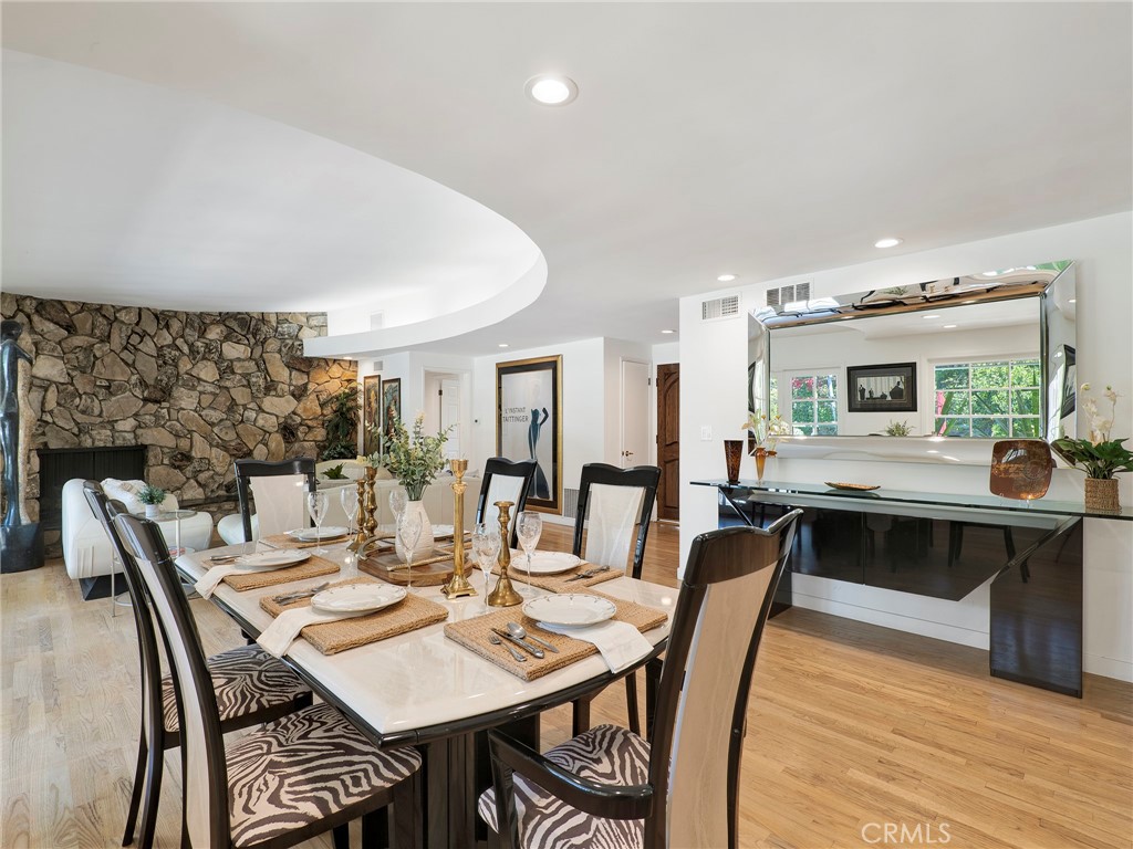 Northridge, California, 91324, United States, 4 Bedrooms Bedrooms, ,3 BathroomsBathrooms,Residential,Active,2044979